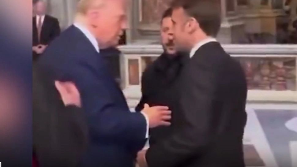 Funeraliile Papei Francisc. Trump a vrut să-i strângă mâna lui Macron, dar președintele francez s-a făcut că nu vede VIDEO 