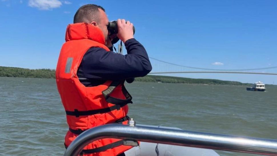 Alertă pe Dunăre! Un tânăr de 27 de ani este căutat, după ce barca în care se afla alături de o altă persoană s-a răsturnat