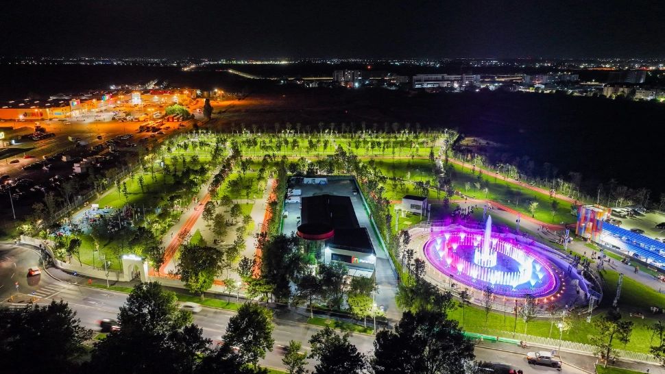 Invitație, în fiecare weekend, la feeria de lumină și de culoare de la fântâna muzicală din parcul Tudor Arghezi