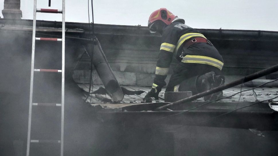 Incendiu devastator într-o locuință din Giurgiu. O femeie de 72 de ani se afla înăuntru