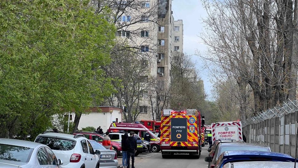 Trei persoane au fost rănite în urma unui INCENDIU produs într-un apartament situat la etajul 8 al unui bloc din Capitală