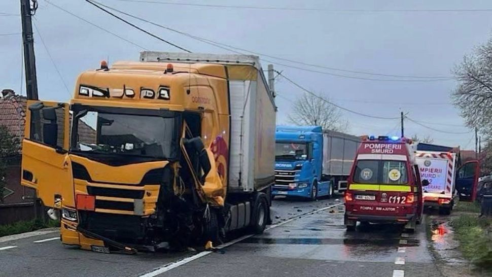 Accident grav în Bihor, pe DN1: ciocnire violentă între un autoturism și un autotren. O persoană a fost rănită - FOTO