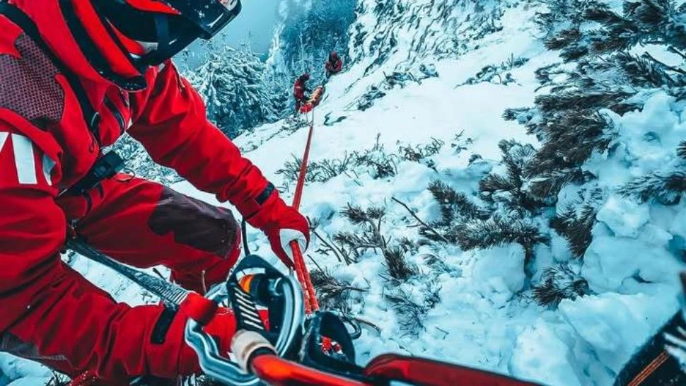 Intervenție de urgență în Cheile Bicazului: tânăr grav rănit după ce un ATV s-a răsturnat într-un pârâu