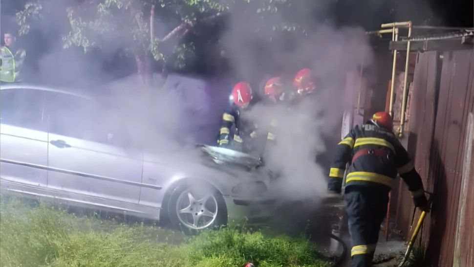 Incendiu în miez de noapte pe o stradă din Giurgiu: o mașină parcată a fost cuprinsă de flăcări