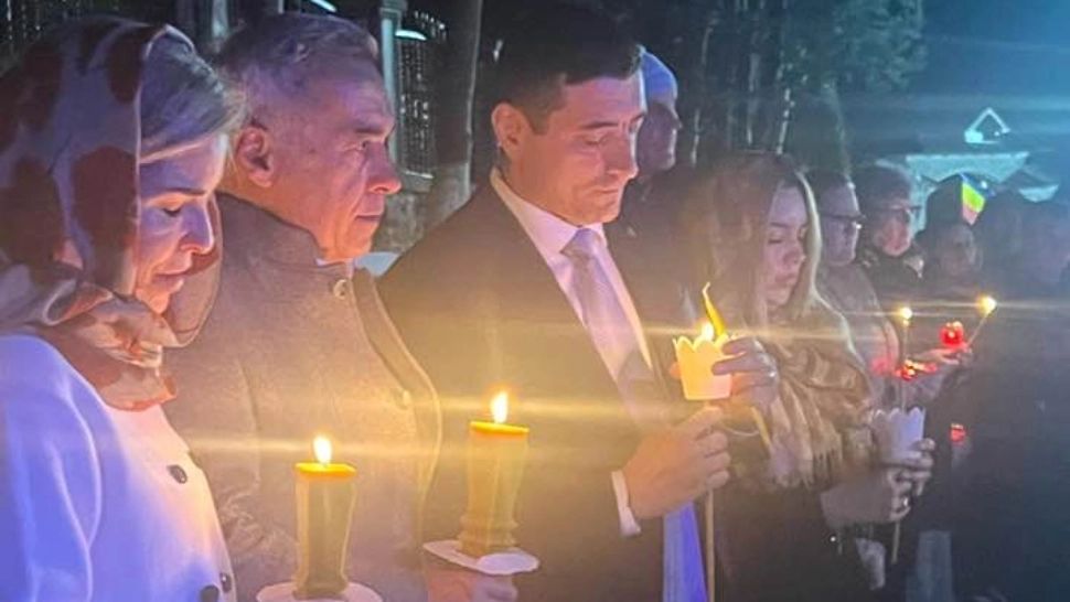 Dovada susținerii lui Călin Georgescu pentru George Simion: cele două familii, împreună la liturghia de Înviere. Anca Alexandrescu: „Călin Georgescu merge și ia lumină și apoi îi dă lumină lui George Simion”