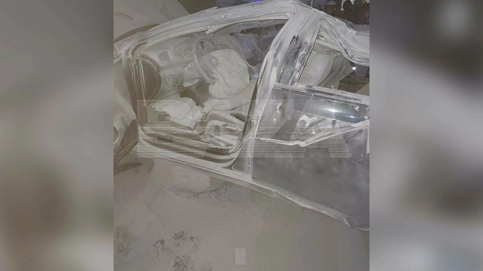 Accident rutier FATIDIC după ce o șoferiță a încurcat pedalele: a căzut cu mașina de la etajul 5 al unei parcări, apoi a luat FOC