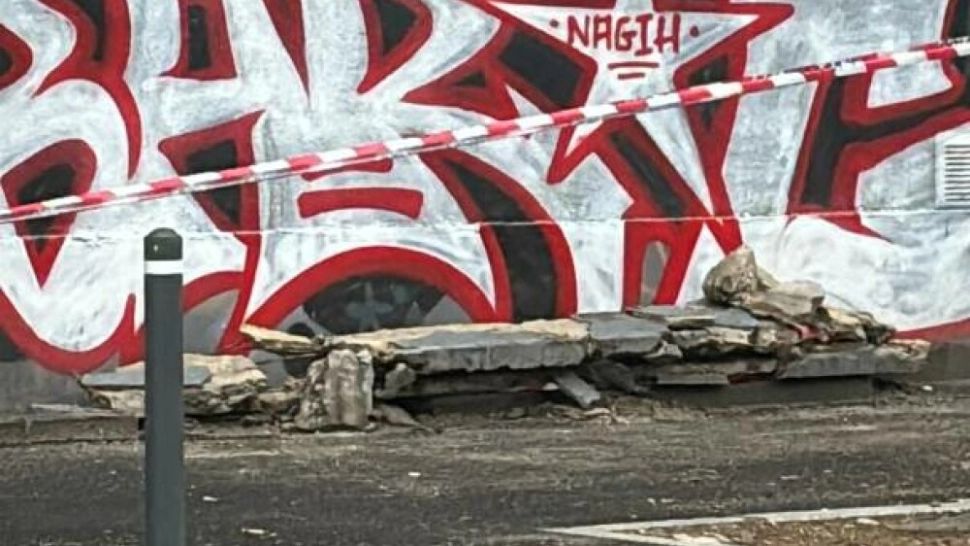 Siguranța pietonilor pusă în pericol: bucăți de tencuială s-au prăbușit de pe o clădire din centrul Capitalei