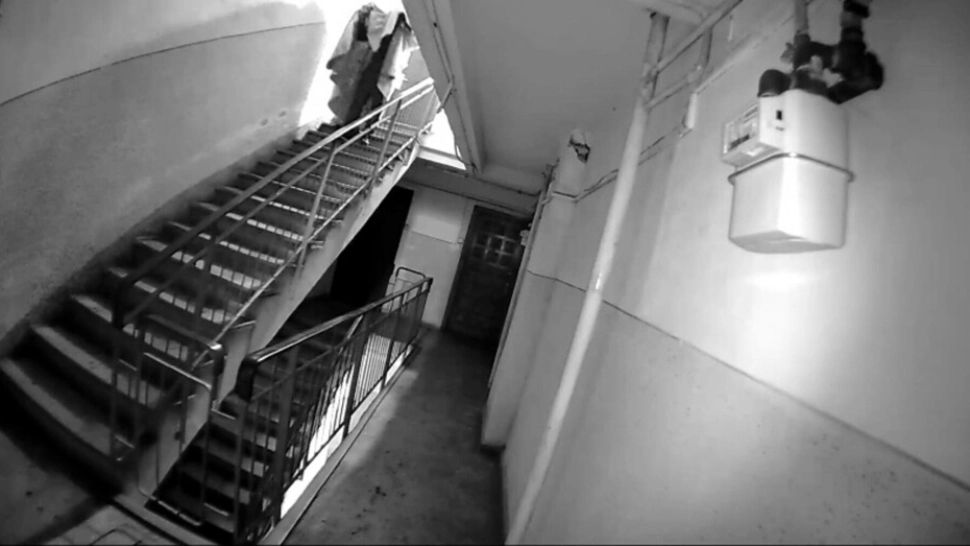 Incident bizar în Craiova: un bărbat a distrus o cameră de supraveghere, ascuns sub un cearșaf