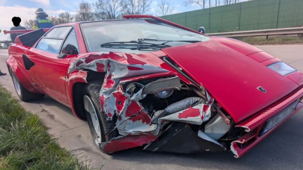 Accident spectaculos pe o autostradă din Germania: un șofer de 83 de ani a distrus un Lamborghini de 200.000 de euro, dar a scăpat teafăr