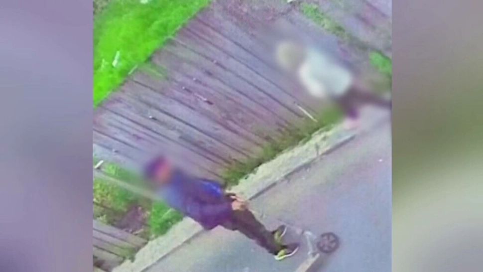 Scene terifiante pe o stradă din Craiova! Un bărbat de 50 de ani s-a dezbrăcat COMPLET în fața unei copile de 8 ani