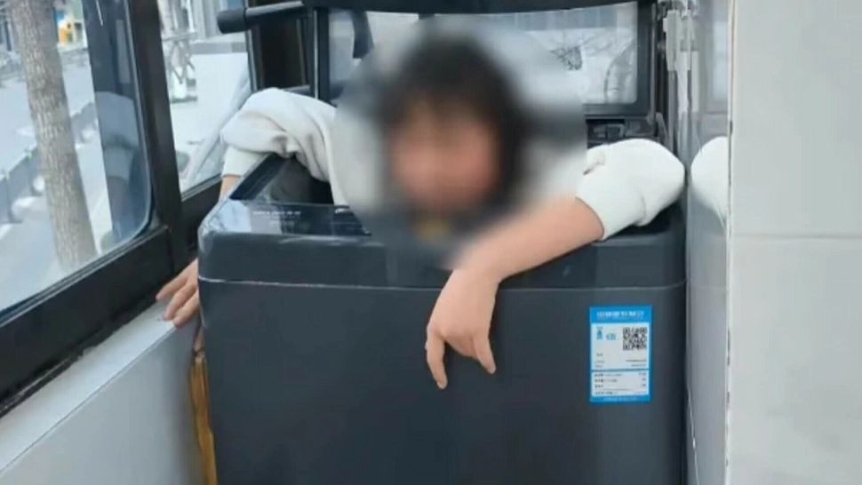 Aventură periculoasă pentru o copilă de 12 ani: s-a ascuns în mașina de spălat după o ceartă cu mama sa și a rămas blocată