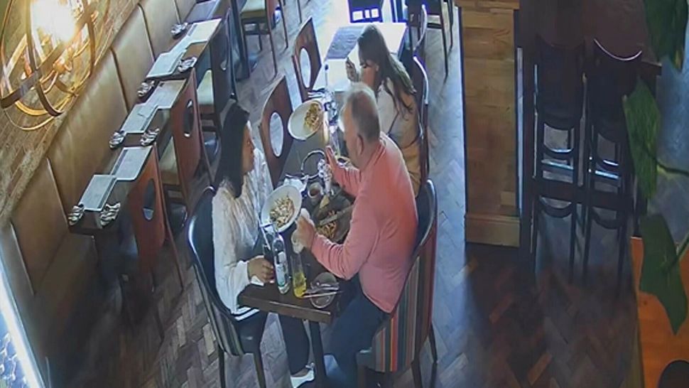 Farsă într-un restaurant: un cuplu a fost surprins în flagrant de camerele de supraveghere. Cei doi au refuzat să plătească nota pe motiv că au găsit un ciob în farfurie