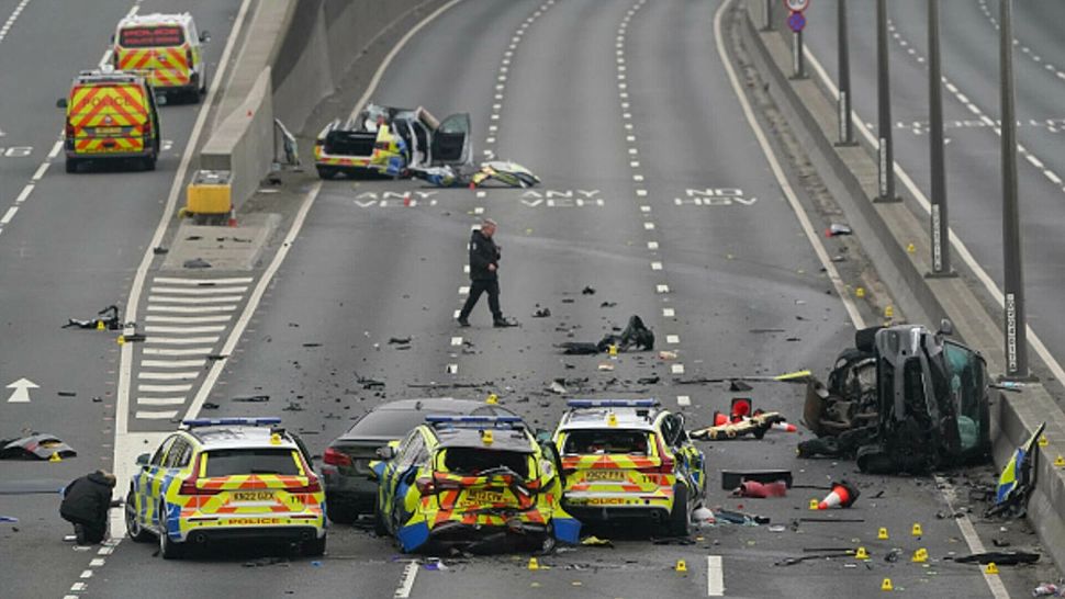 Accident rutier CUMPLIT: șapte polițiști răniți și patru autospeciale distruse în încercarea de a opri un BMW