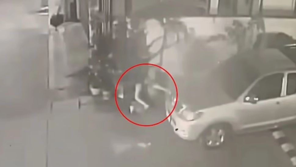 Întâmplare șocantă la un festival: o femeie a născut pe stradă și și-a abandonat nou-născutul. Copilul nu a supraviețuit