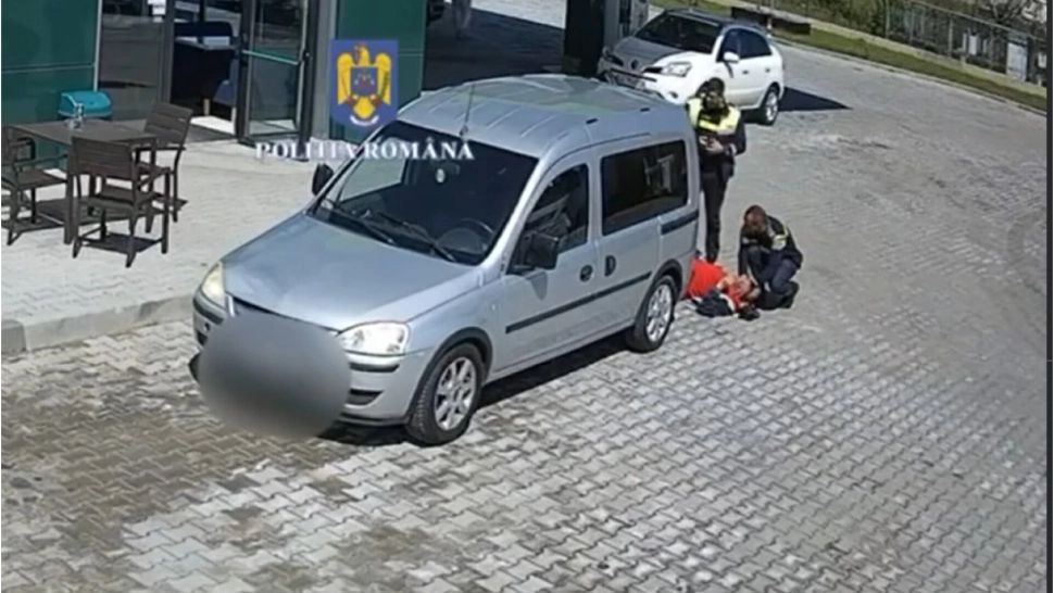 Intervenție salvatoare: doi polițiști au resuscitat un bărbat leșinat într-o benzinărie - VIDEO