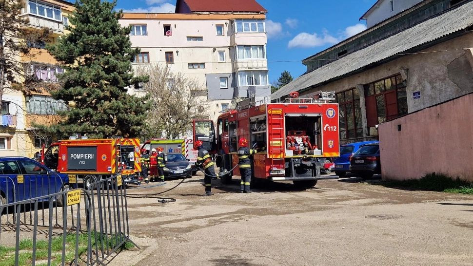 Panică într-un bloc din Suceava. Un incendiu violent a izbucnit într-un apartament situat la etajul 4 
