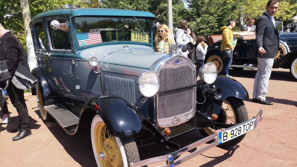 Retroparada mașinilor istorice, duminică, în Parcul Lumea Copiilor - FOTO