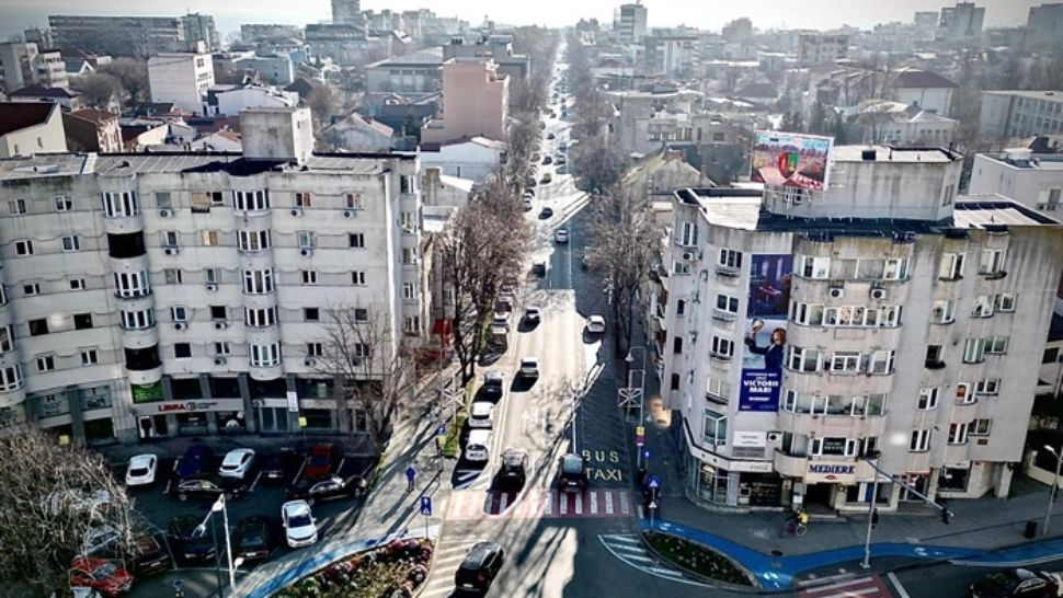 Un român ar putea primi DAUNE MORALE pentru că o  reclamă luminoasă i-a afectat integritatea fizică și psihică