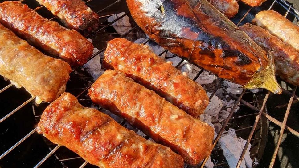 Ce preț are o porție de mici cu muștar și pâine de 1 Mai? Prețurile diferă de la tarabe populare la restaurante exclusiviste