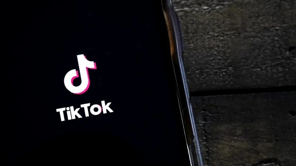 Rutinele de îngrijire a tenului promovate pe TikTok sunt periculoase pentru tinerii care le urmează. Ce spun studiile realizate?