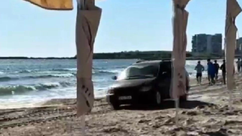 Halucinant: a rămas cu mașina blocată în nisip, după o plimbare pe plaja din Mamaia! Poliția anchetează cazul