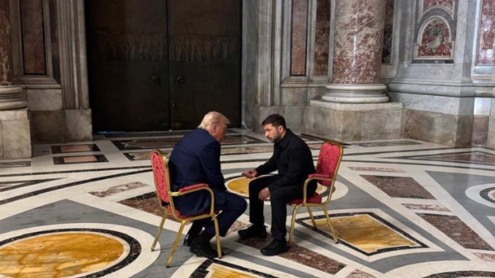 Donald Trump, discuții cruciale cu Volodimir Zelenski la Vatican. Imaginile care au făcut înconjurul planetei