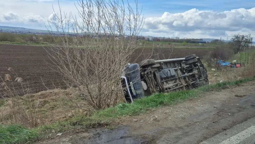 Planul Roşu de Intervenţie: un microbuz s-a răsturnat la ieşirea din Paşcani spre Iaşi