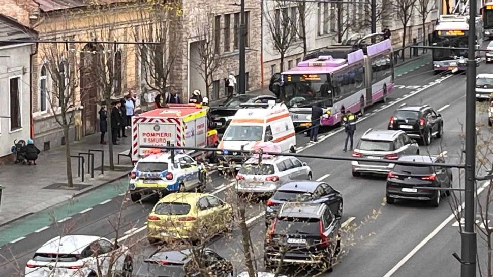 Impact violent între un troleibuz și o mașină, la Cluj. Un bărbat a rămas încarcerat 