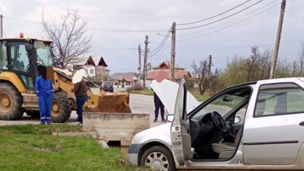 Accident rutier grav în Argeș. O persoană a fost rănită în urma impactului dintre o mașină și un buldoexcavator
