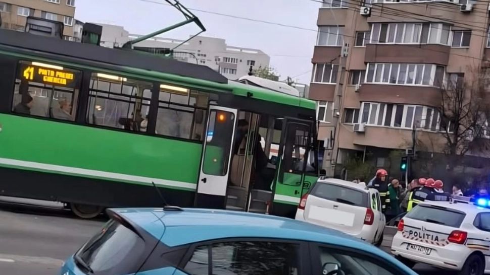 Accident grav, în Capitală: mașină spulberată de un tramvai. Circulația pe linia 41 a fost reluată