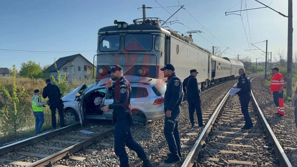 Tragedie pe calea ferată. Un bărbat a murit, după ce mașina a fost lovită în plin de tren, la Podul Iloaiei - FOTO
