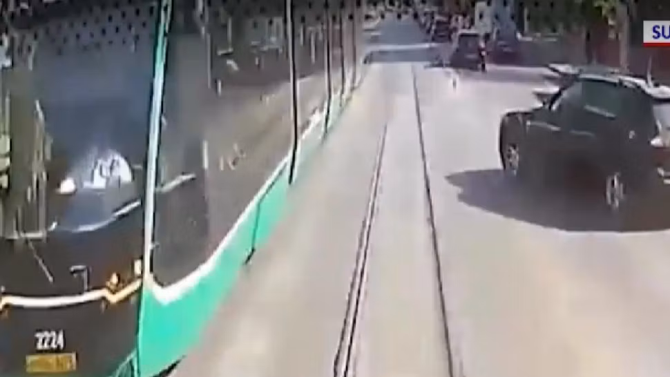Coliziune spectaculoasă la Iași: un viraj interzis a dus la un accident în lanț între un autobuz și un tramvai