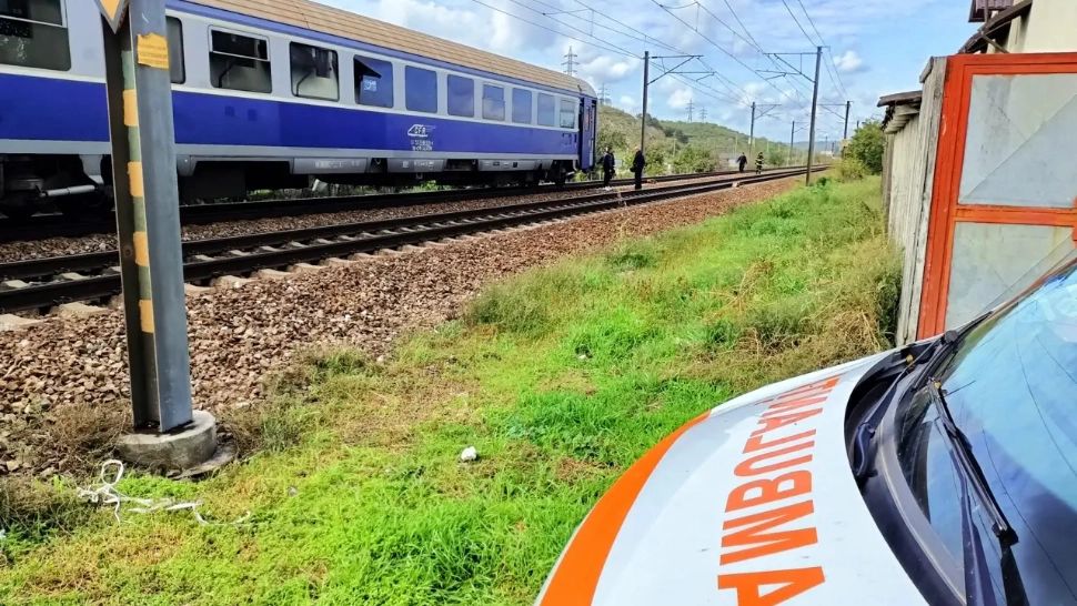 Două persoane sunt inconştiente, după ce o maşină a fost lovită de tren în judeţul Timiş