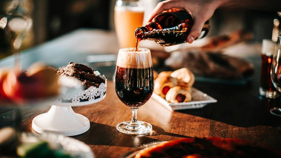 În cât timp iese alcoolul din sânge? Care sunt factorii ce influențează metabolizarea și ce băutură este elimină cel mai repede din organism