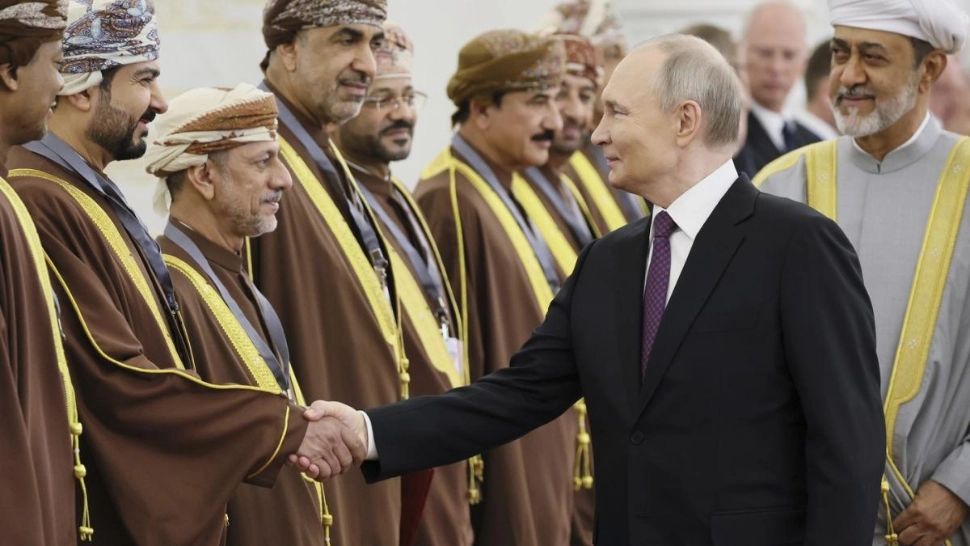 Incident tensionat la Kremlin: un pumnal descoperit asupra delegației oficiale din Oman înaintea întâlnirii cu Vladimir Putin
