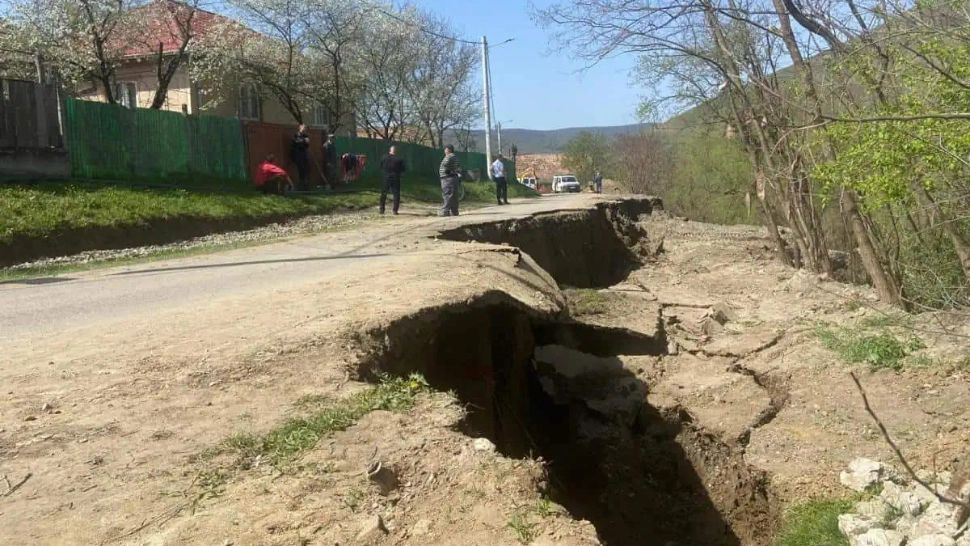 Alunecare de teren de amploare într-o localitate din Alba. Zeci de case sunt afectate, oamenii au rămas fără apă curentă - FOTO