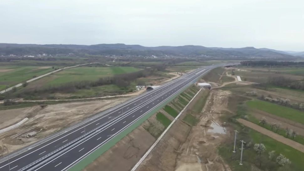 Românii vor putea circula pe autostradă de la Curtea de Argeș la București din luna mai. Imagini cu drona - cum arată secțiunea gata de inaugurare