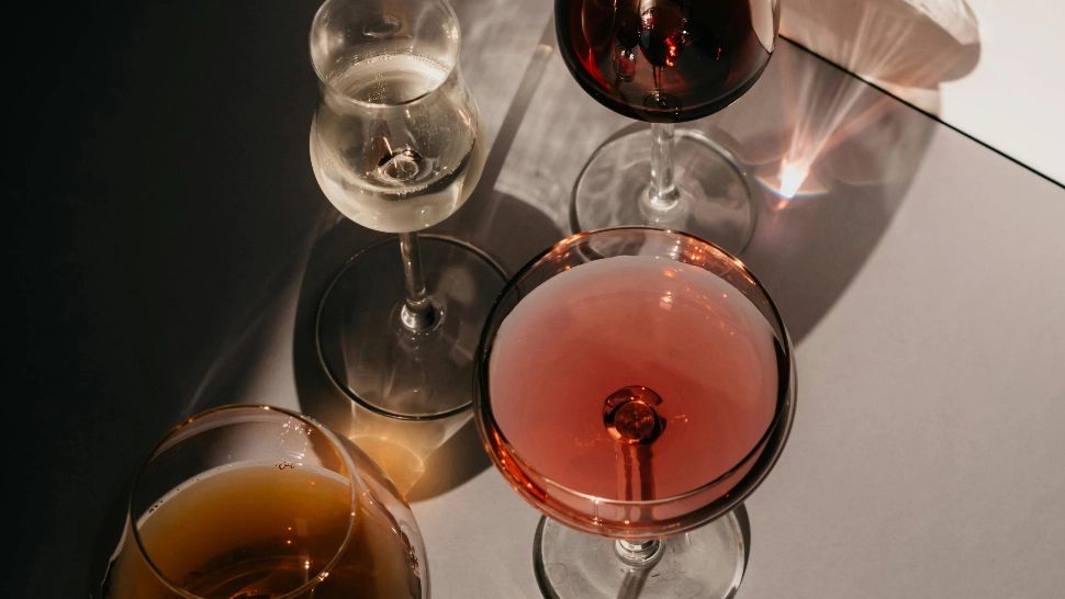 Care sunt băuturile care pot duce la deshidratare. Ce lichide trebuie consumate cu moderație