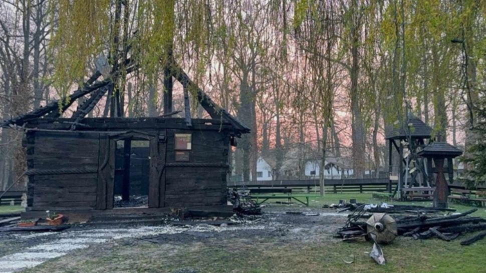 Biserica de lemn de la Muzeul Satului Bănăţean din Timişoara, care a ars într-un incendiu, va fi restaurată
