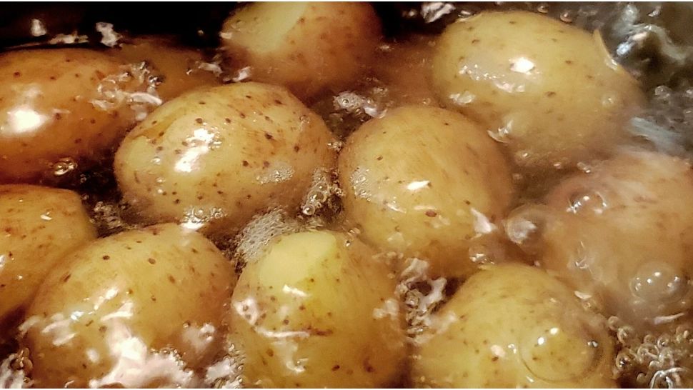 Ingredientul pe care trebuie să îl pui în apa de la cartofi ca să nu se înmoaie prea tare. Este natural și face adevărate minuni