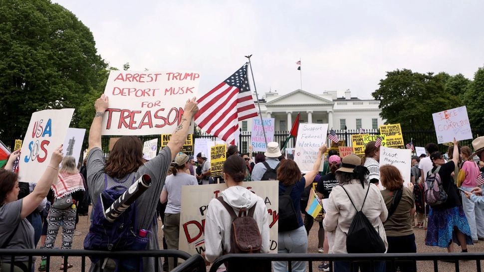 Mii de americani au iești să protesteze împotriva lui Trump: „Nu vrem dictatură!” VIDEO
