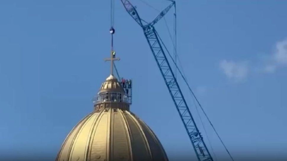 A fost montată crucea de pe turla Catedralei Mântuirii Neamului. Are șapte metri și șapte tone