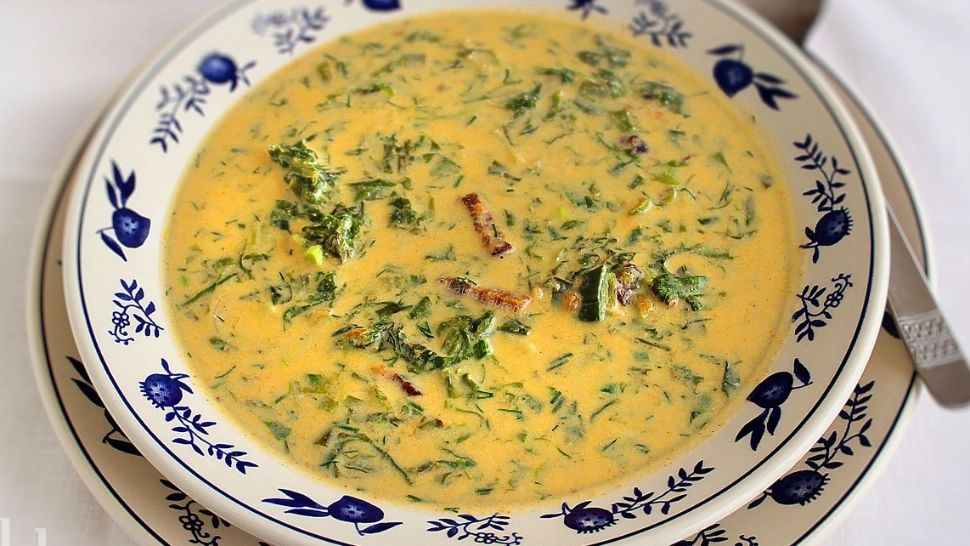 Ciorbă de salată verde cu afumătură. Rețeta din zona Moldovei care o să-ți cucerească papilele gustative