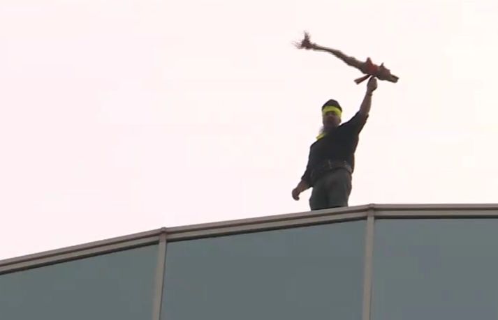 Ce s-a întâmplat cu bărbatul care s-a urcat pe acoperișul ICCJ. Anunțul oficial al Jandarmeriei