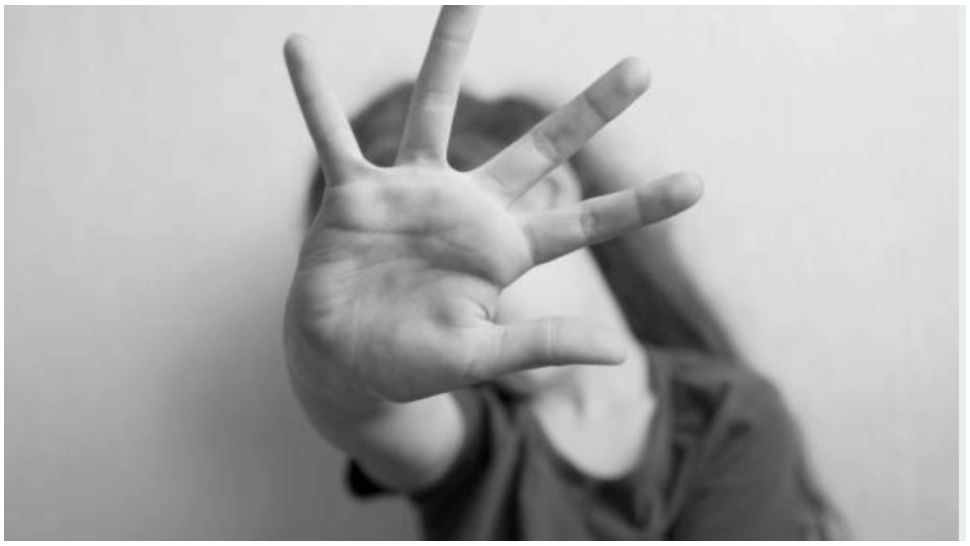 Caz halucinant în Argeș. Copii înfometați, chinuiți și ținuți în condiții mizere de propria mamă 