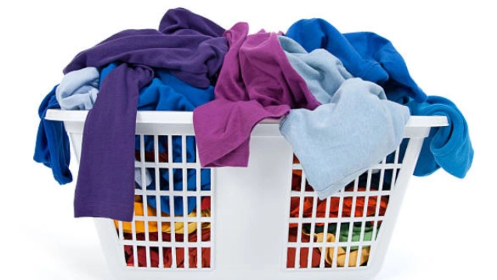 Ingredientul de doar 2 lei care elimină mirosurile neplăcute din coșul cu rufe murdare. Cu siguranță îl ai în casă 