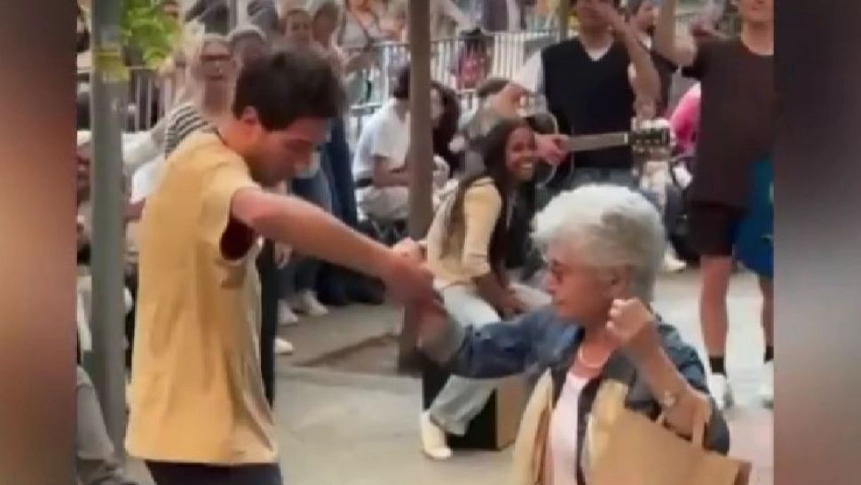 Momente rare de apropiere umană în urma penelor de curent din Spania și Portugalia. Oamenii au cântat și au dansat pe stradă când au rămas fără electricitate