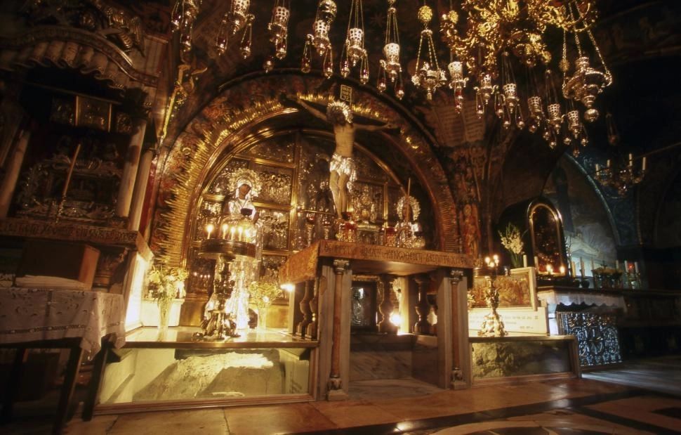 Ucraineancă prinsă cu mâna în cutia milei la o biserică din București 