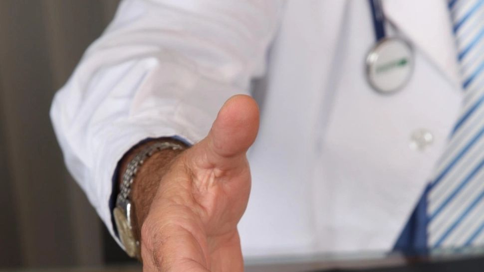 Cadrele medicale sunt nemulțumite de măsurile de austeritate impuse de Bolojan. Tot mai mulți profesioniști iau în calcul să plece din țară – SONDAJ