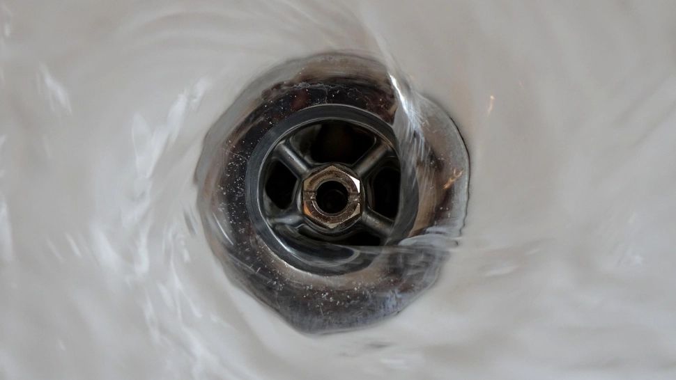 Protecția Consumatorilor a amendat operatorul regional de apă din Prahova pentru infestarea apei din Breaza